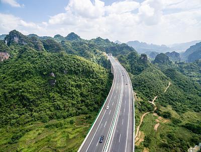 1萬臺,道路運輸從業人員9萬多人,普通貨物運輸企業(含個體)3.
