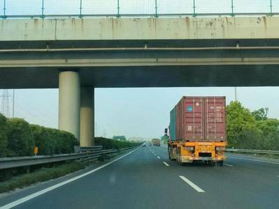 浙江省高速公路對所有上高速的集裝箱運輸車輛實施入口稱重檢測