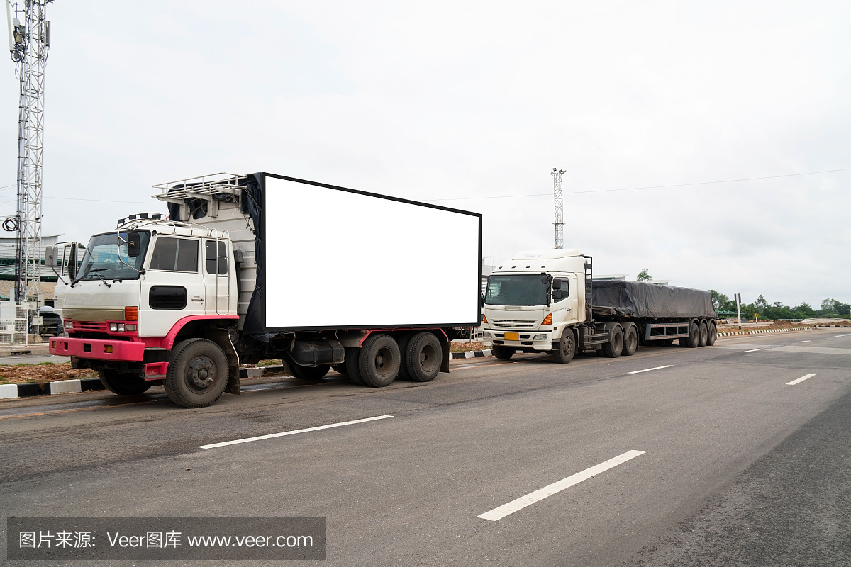 集裝箱卡車物流由貨車在道路上。空白的白色廣告牌。空白的文字和圖像