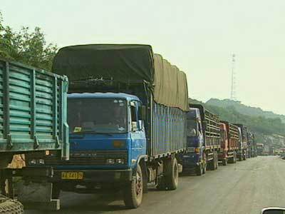 307國(guó)道堵車綿延百公里 高速路修修補(bǔ)補(bǔ)是主因
