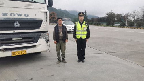 陜西省路政第九支隊七大隊開展 跟隨貨車司機體驗式調(diào)研 , 零距離 做好交通執(zhí)法服務