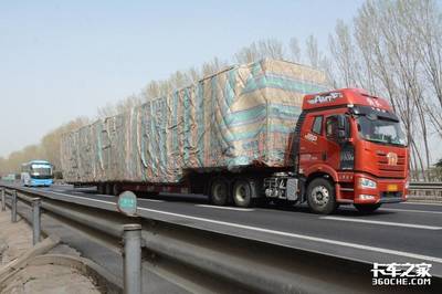 運力一車頂仨?超限家電運輸車太恐怖!