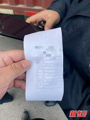 小貨車拉全英文包裝的危貨被查 執法人員:“我們看貨單,全是中文的”